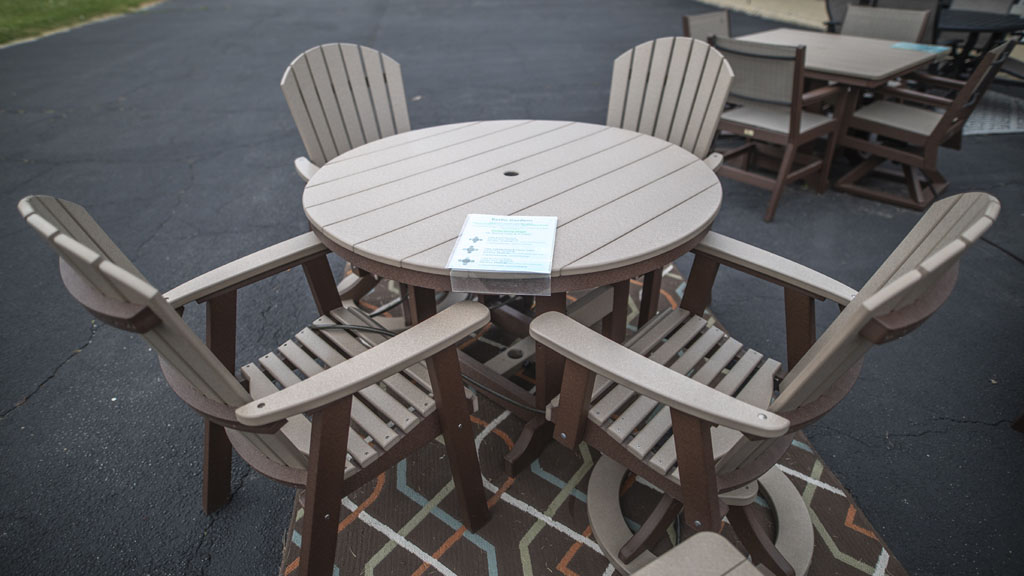 4 person poly round dining set. champaign il store