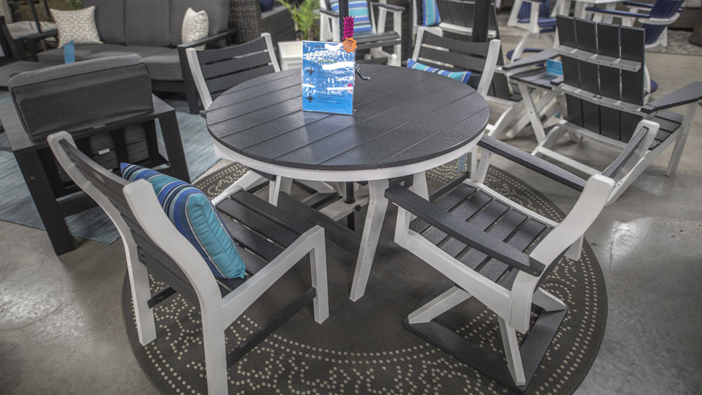 4 person round poly-dining set. champaign il store