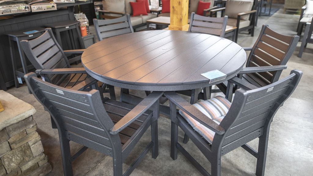 6 person round poly dining set in modern style. champaign il store