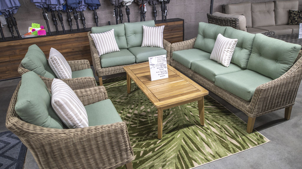 6 person sunroom wicker set in teak with coffee table. champaign il store