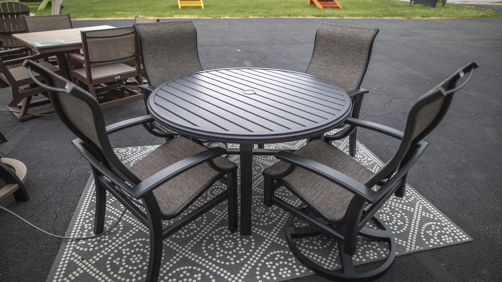 aluminum round dining set with 4 swivel chairs. champaign il store